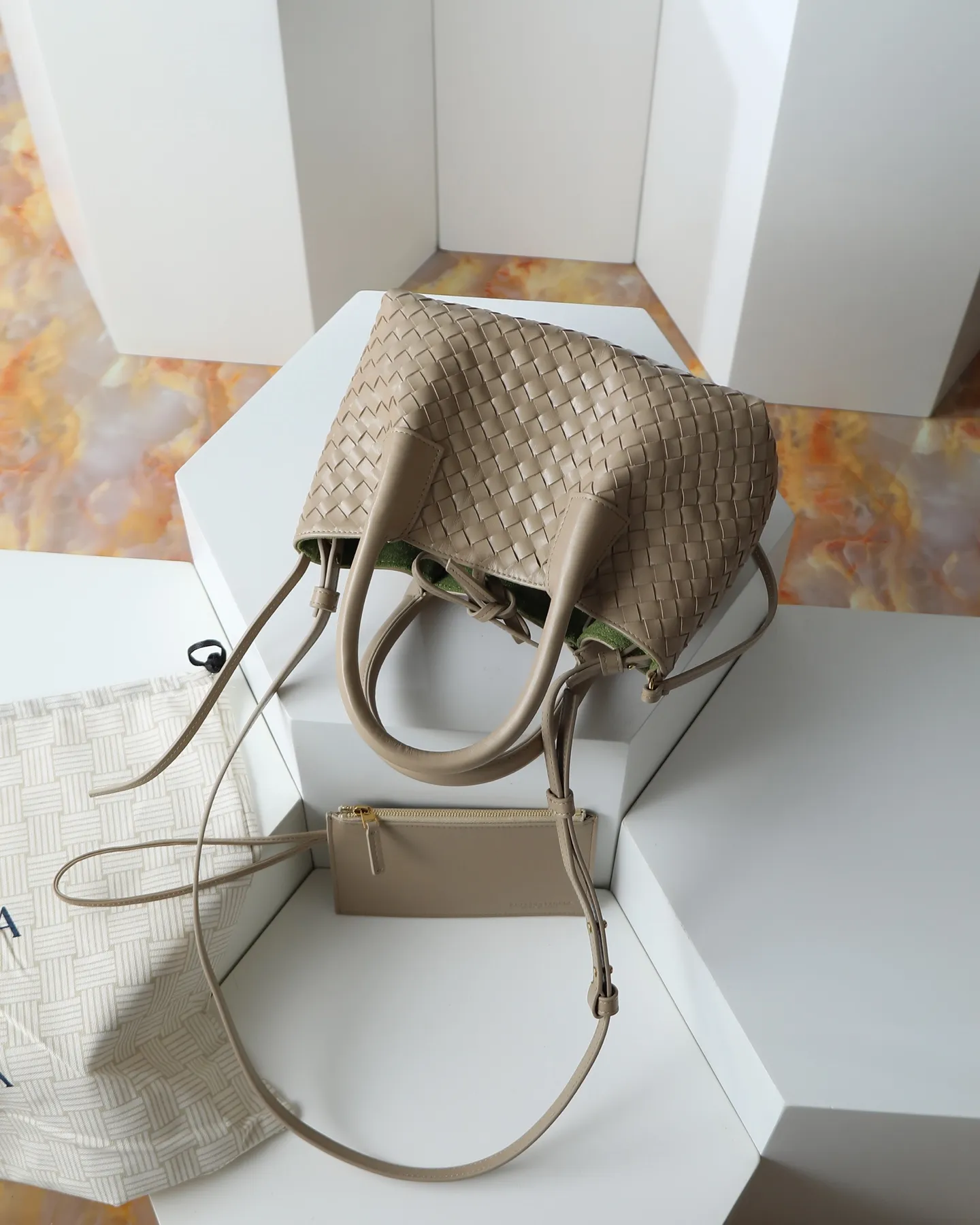 1000. BOTTEGA VENETA's 2025 new product pinacoteca has super soft leather, and the weaving function, practicality and relaxed fashion sense have not been lost ❤️‍🔥Amway is a must-have bag for sisters when going out. The size also accurately meets the commuting needs of urban beauties, and it can fit everything! ! ! 🔥The capacity should not be underestimated~ It doesn’t pick the person, the occasion, or the occasion. With its majestic curved outline, exquisite woven texture, delicate edges and rounded handles, this woven vegetable basket bag truly achieves the goal of “dressing up and being fashionable without getting in the way”~ Are you interested in Jimei? Style number: 819004 Size: 24*15*12cm